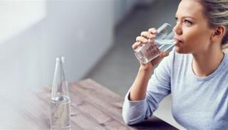 فوائد شرب الماء للتخسيس والذاكرة.. وقلته تسبب أمراضا خطيرة