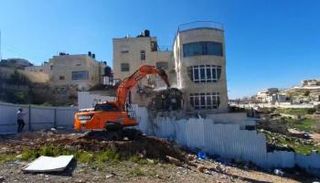 الفلسطيني محمد عبدالسلام البشيتي خلال هدم منزله