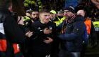 لاعب يسقط شرطيا بعد منع زميله من الاحتفال بالدوري الأوروبي