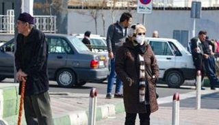 إيرانية ترتدي كمامة خشية تفشي فيروس كورونا في البلاد