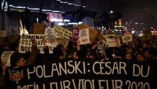 مظاهرة نسائية قبيل حفل توزيع جوائز سيزار