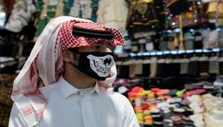 كويتي يرتدي كمامة للوقاية من كورونا - رويترز