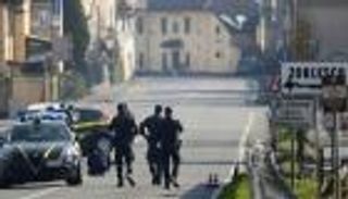 كورونا يحول قرية إيطالية هادئة إلى "منطقة حمراء"