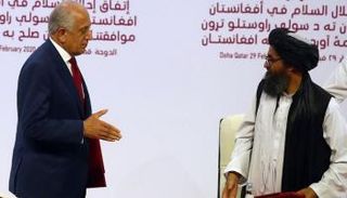 المفاوض الأمريكي زلماي خليل زاد والقيادي بطالبان الملا عبدالغني برادر