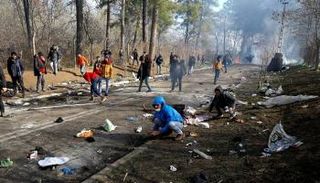 اشتباكات بين المهاجرين والشرطة اليونانية على الحدود مع تركيا - رويترز