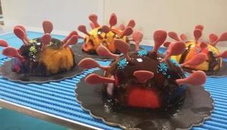 إيطاليون يصنعون حلوى كورونا