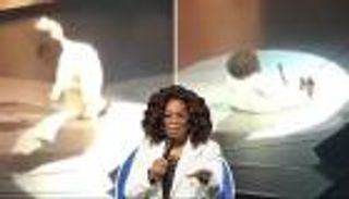 أوبرا وينفري تسقط على المسرح.. كانت تتحدث عن التوازن