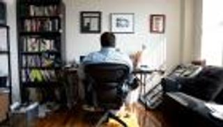 شركات عالمية تواجه "كورونا" بالعمل من المنازل