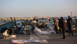 عدد من الصيادين الفلسطينيين