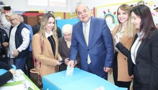 أحمد الطيبي وبناته يدلون بأصواتهم