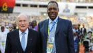 بلاتر يستغل الفيفا لانتقاد رئيس الكاف