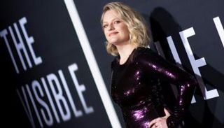 إليزابيث موس بطلة "إنفزبل مان" في هوليوود 