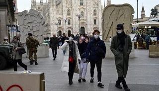 سياح في شوارع إيطاليا