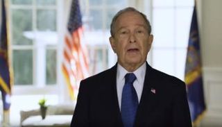 بلومبرج في إعلان داخل غرفة تشبه المكتب البيضاوي 