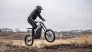 Ubco تطرح دراجة نارية كهربائية للأراضي الوعرة