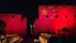 معابد مصر "بالأحمر" تضامنا مع الصين ضد كورونا