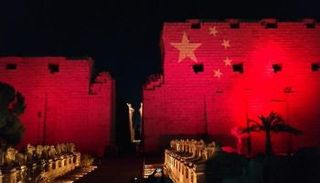 معالم مصر السياحية تكتسي باللون الأحمر