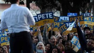 بوتيجيج يتحدث لأنصاره في ساكرامنتو بكاليفورنيا