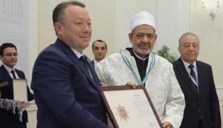سمرقند تمنح شيخ الأزهر صفة المواطنة الفخرية