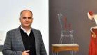 "تجسيد".. علاقة الإنسان بالكرسي في معرض فني