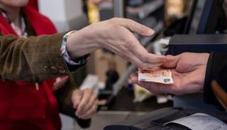 تراجع النفط يدعم انخفاض أسعار المستهلكين بمنطقة اليورو