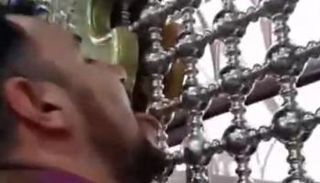 شخص مجهول يقبل ضريحا في إيران