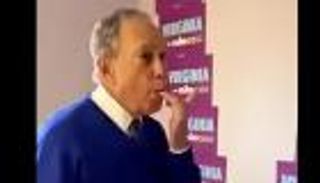 بلومبرج يلعق أصابعه بعد البيتزا.. وترامب يسخر