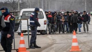 مجموعة من المهاجرين على الحدود 