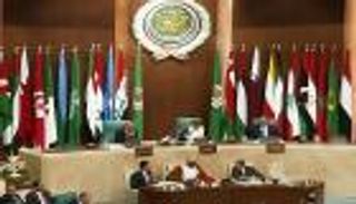 قرقاش يشيد بفريق إماراتي أعاد تأهيل قاعة الجامعة العربية