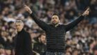 مساعد سيتين بطل أزمة جديدة في برشلونة