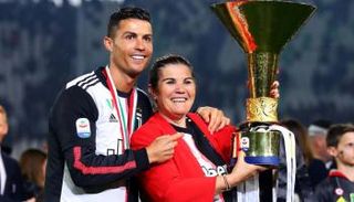 كريستيانو رونالدو مع والدته