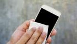 علماء يحذرون: "كورونا" قد يسكن شاشات الهواتف لأسابيع