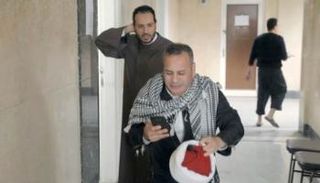 الإعلامي جابر القرموطي في أحد مشاهد فيلم "شاهد عدل" 