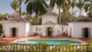 إقامة بـ6 آلاف إسترليني في فيلا مؤلف جيمس بوند