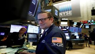 متعاملون أثناء التداول في بورصة نيويورك