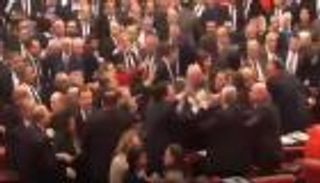 شجار بالأيدي في البرلمان التركي رفضا للتدخل بسوريا‎