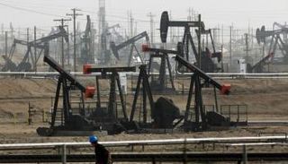 أسعار النفط تنخفض لنحو 51 دولارا للبرميل