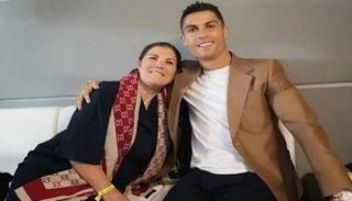 كريستيانو رونالدو مع والدته