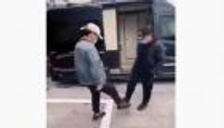 سلام الأرجل.. سكان ووهان يبتكرون بديلا للمصافحة والتقبيل