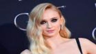 صوفي ترنر تبدي ندمها لارتداء هذا الفستان