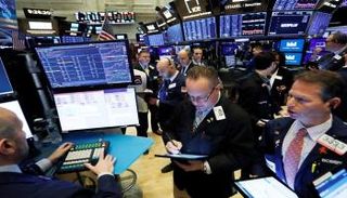 متعاملون أثناء التداول في بورصة وول ستريت - رويترز