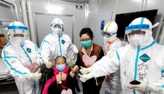 عجوز وابنتها وأطباء يلتقطون صورة في أحد مستشفيات ووهان - تشاينا ديلي