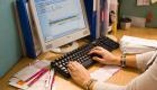 شركات فرنسا تشجع العمل "عن بُعد" لمواجهة كورونا