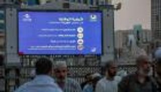 شاشات ساحات المسجد الحرام تعرض إرشادات الوقاية من كورونا