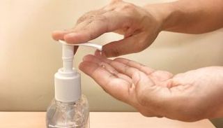 تعقيم اليدين ضروري للوقاية من الجراثيم 