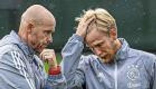 مساعد مدرب أياكس يثير الرعب بسبب كورونا