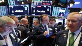 متعاملون أثناء التداول في البورصة الأمريكية