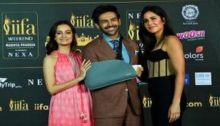 ضياء ميرزا وكاترينا كييف وكارتيك عريان خلال مؤتمر للأكاديمية 