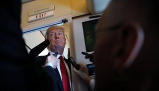 الرئيس دونالد ترامب ينظر للصحفيين - رويترز 