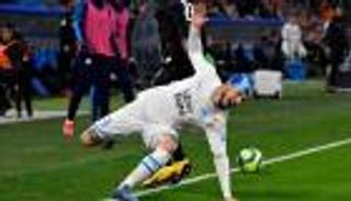 لاعب مارسيليا يتحدى الإصابة بـ"قبعة سباحة"